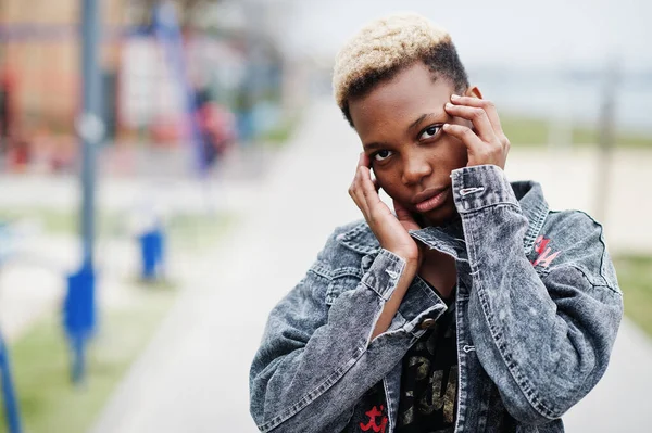 Ung Afrikansk Flicka Stan Glad Svart Kvinna Med Trådlösa Hörlurar — Stockfoto