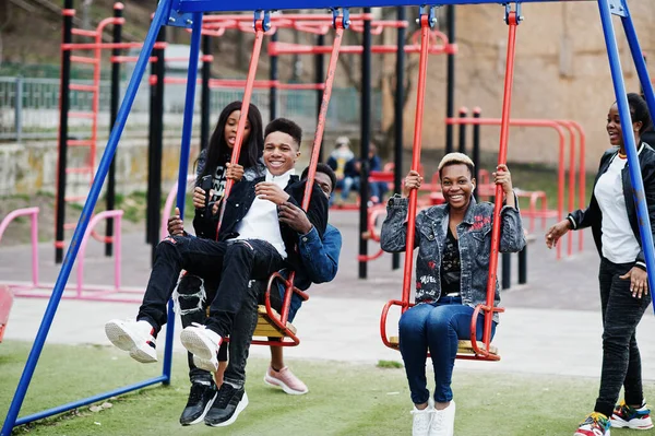 遊び場 スライド スイングに若いミレニアルアフリカの友人 一緒に楽しい幸せな黒人たち Z世代友情の概念 — ストック写真