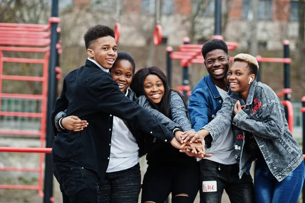 Молоді Тисячоліття Африканські Друзі Відкритому Повітрі Щасливі Чорні Люди Розважаються — стокове фото