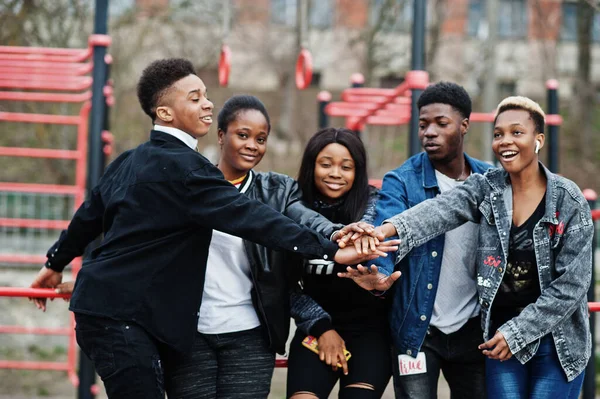 Junge Millennials Treffen Sich Mit Freunden Outdoor Fitnessstudio Glückliche Schwarze — Stockfoto