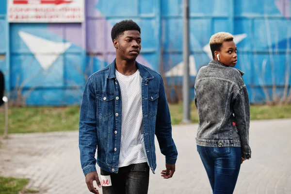 Junges Afrikanisches Millennial Paar Der Stadt Glückliche Schwarze Freunde Jeansjacken — Stockfoto