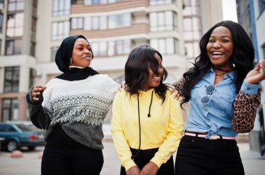 Üç üniversiteli Afrikalı Amerikalı kadın arkadaş birlikte vakit geçiriyorlar..