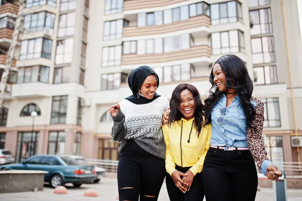 Drie Jonge College Afrikaanse Amerikaanse Vrouw Vrienden Tijd Doorbrengen Samen — Stockfoto