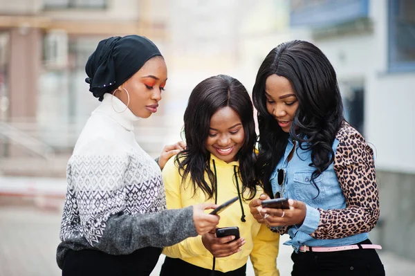 Három Fiatal Főiskolai Afro Amerikai Barátok Mobiltelefonok — Stock Fotó