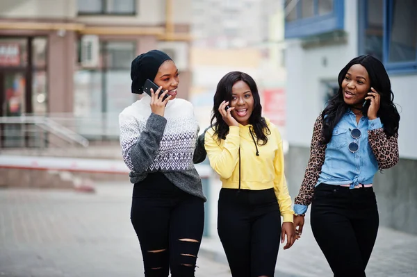 Три Молоді Коледжі Афроамериканських Друзів Мобільними Телефонами — стокове фото