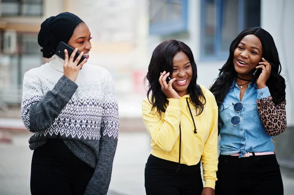 Drie Jonge College Afrikaanse Amerikaanse Vrouw Vrienden Met Mobiele Telefoons — Stockfoto