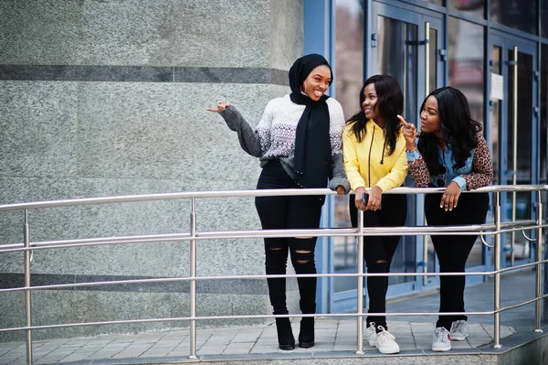 Drie Jonge College Afrikaanse Amerikaanse Vrouw Vrienden Tijd Doorbrengen Samen — Stockfoto