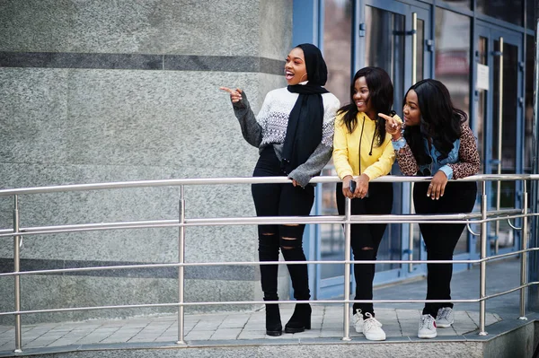 Троє Молодих Афроамериканських Друзів Проводять Час Разом — стокове фото