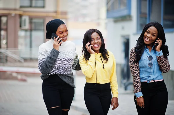 Drie Jonge College Afrikaanse Amerikaanse Vrouw Vrienden Met Mobiele Telefoons — Stockfoto