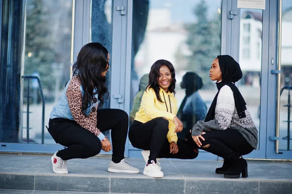 Três Jovens Universitários Afro Americanos Amigos Mulher Passar Tempo Juntos — Fotografia de Stock