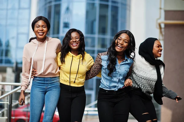 Vier Jonge College Afrikaanse Amerikaanse Vrouwen Vrienden Brengen Tijd Samen — Stockfoto