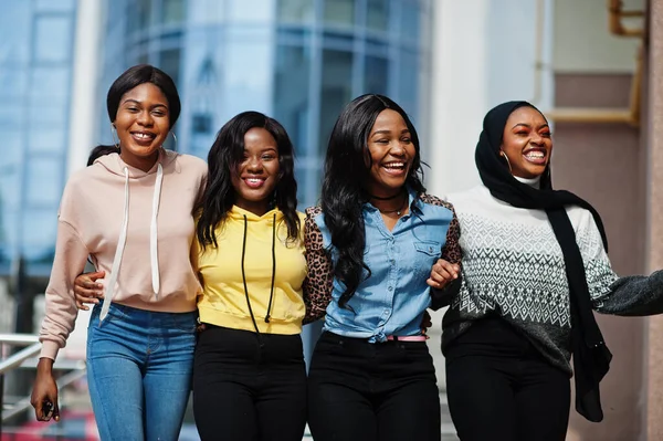 Чотири Молоді Коледжі Афроамериканки Друзі Проводять Час Разом — стокове фото