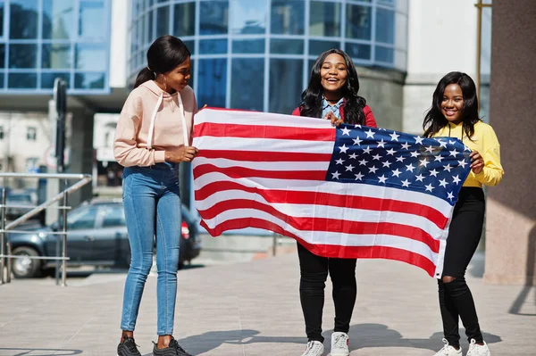 Tres Jóvenes Universitarias Afroamericanas Amigas Con Bandera Estados Unidos — Foto de Stock