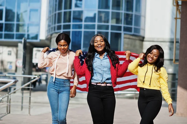 Троє Молодих Афроамериканських Жінок Прапором Сша — стокове фото