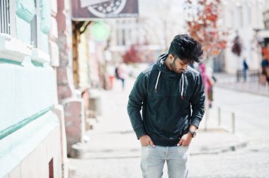 Sokakta poz veren genç Hintli adamın portresi..