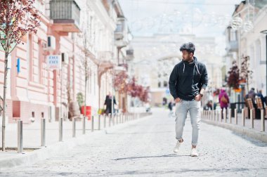 Sokakta poz veren genç Hintli adamın portresi..