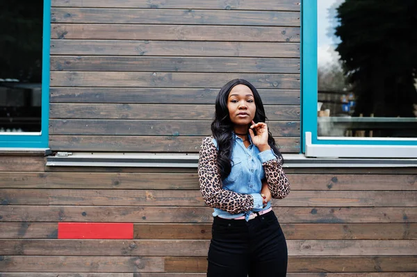 Hipster Chica Afroamericana Con Jeans Camisa Con Mangas Leopardo Posando — Foto de Stock