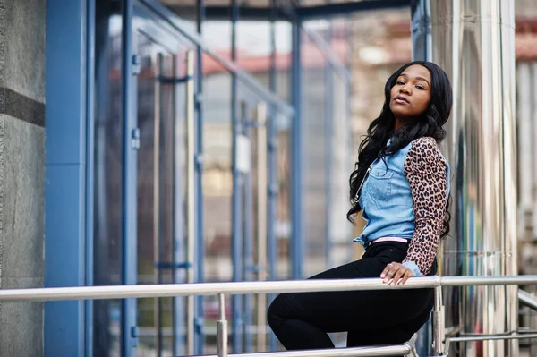 Hipster Menina Americana Africana Vestindo Camisa Jeans Com Mangas Leopardo — Fotografia de Stock