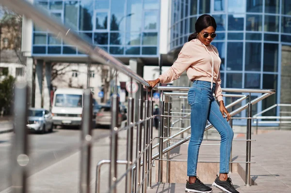 Hipster Chica Afroamericana Con Capucha Rosa Gafas Sol Jeans Posando —  Fotos de Stock