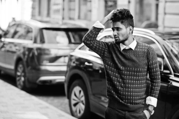 Retrato Hombre Indio Joven Elegante Pose Calle Contra Coche Suv —  Fotos de Stock