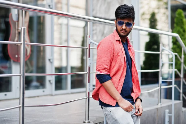若いスタイリッシュなインド人男性モデルポーズのストリートでサングラス — ストック写真