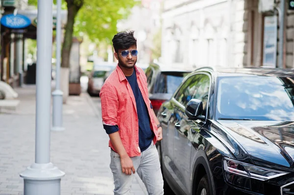 Porträt Eines Jungen Stilvollen Indischen Mannes Modell Posiert Auf Der — Stockfoto