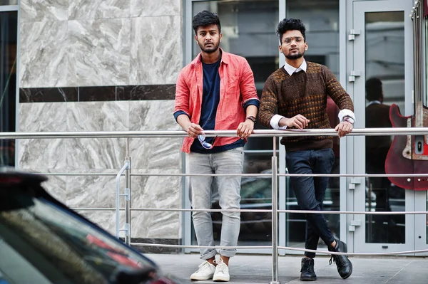 Δύο Νεαροί Στιλάτοι Ινδοί Φίλοι Μοντέλο Ποζάρουν Στο Δρόμο — Φωτογραφία Αρχείου