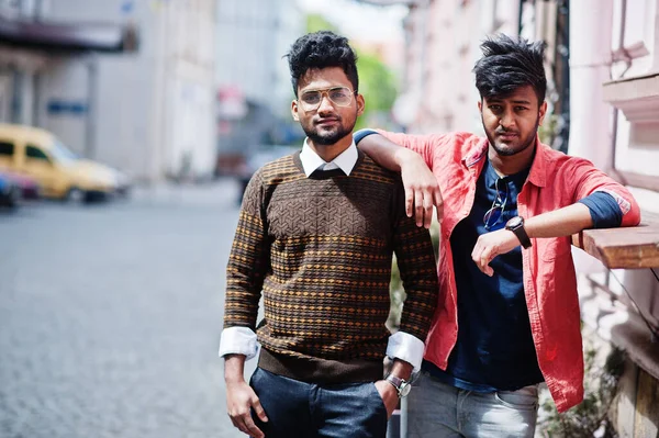 Dva Mladí Stylový Indický Muž Smaží Model Pózování Ulici — Stock fotografie
