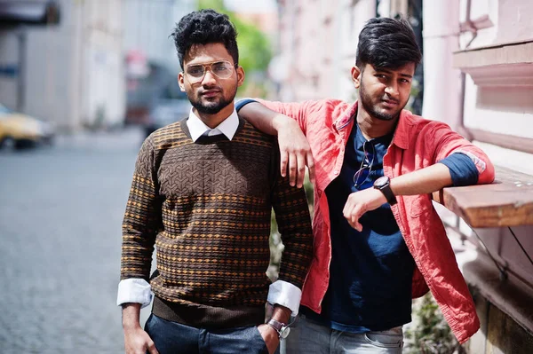Dva Mladí Stylový Indický Muž Smaží Model Pózování Ulici — Stock fotografie
