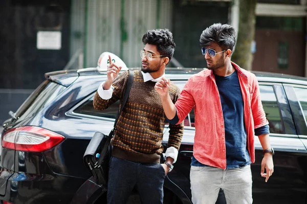 Dva Mladí Stylový Indický Muž Smaží Model Pózování Ulici Proti — Stock fotografie