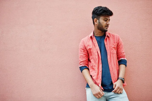 Portrait Jeune Homme Indien Élégant Modèle Isolé Sur Fond Mur — Photo