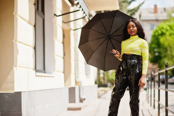 Portret Młodej Pięknej Afrykańskiej Kobiety Trzymającej Czarny Parasol — Zdjęcie stockowe