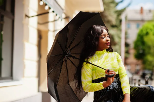 Retrato Joven Hermosa Mujer Afroamericana Sosteniendo Paraguas Negro — Foto de Stock