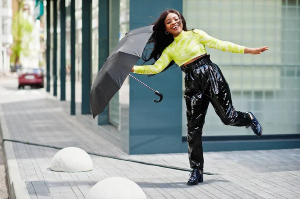 Retrato Joven Hermosa Mujer Afroamericana Sosteniendo Paraguas Negro — Foto de Stock