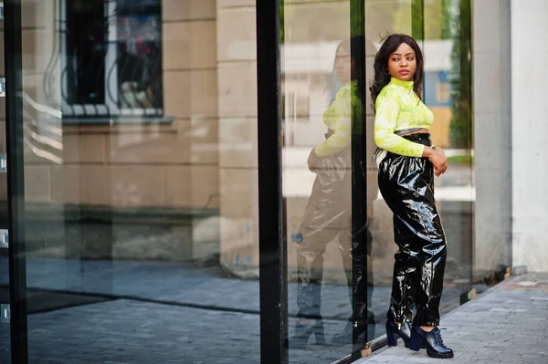 Retrato Joven Hermosa Mujer Modelo Afroamericana Usar Top Verde Pantalones — Foto de Stock