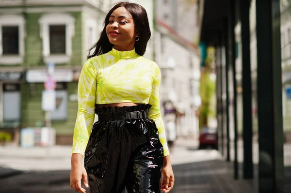 Retrato Joven Hermosa Mujer Modelo Afroamericana Usar Top Verde Pantalones — Foto de Stock