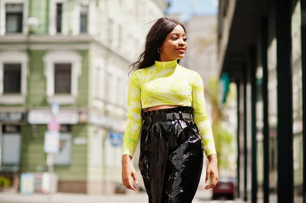 Retrato Joven Hermosa Mujer Modelo Afroamericana Usar Top Verde Pantalones — Foto de Stock