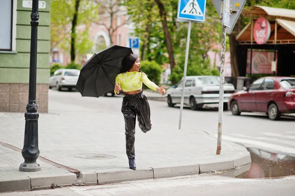 年轻美丽的非洲女子的画像 她拿着黑色的雨伞 试图赶出租车 — 图库照片