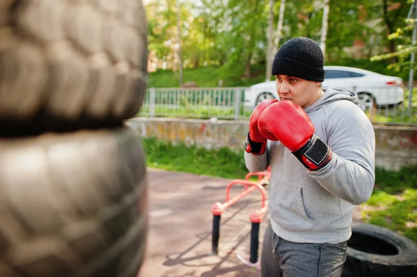 Muž Arabský Boxer Klobouku Školení Pro Tvrdý Boj Venkovní Tělocvična — Stock fotografie