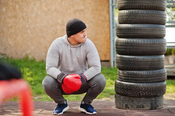 Muž Arabský Boxer Klobouku Školení Pro Tvrdý Boj Venkovní Tělocvična — Stock fotografie