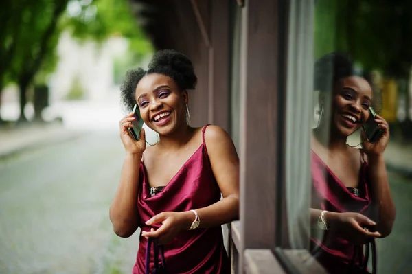 一个有着非洲裔头发的美丽而自然的非洲女人的画像 手机红色丝裙的黑色模特 — 图库照片