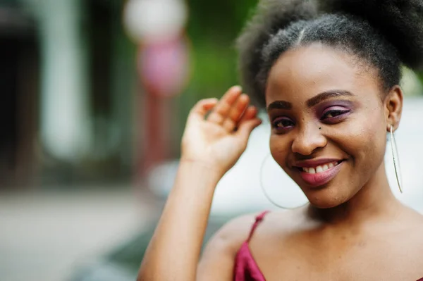 Retrato Una Hermosa Joven Africana Natural Con Cabello Afro Modelo — Foto de Stock