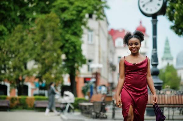 Porträtt Vacker Ung Afrikansk Kvinna Med Afro Hår Svart Modell — Stockfoto
