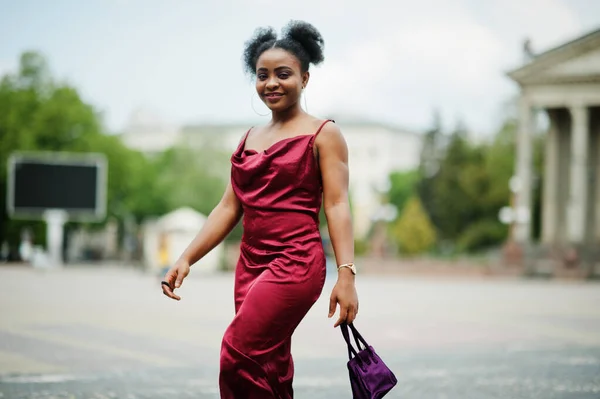 Портрет Красивой Природной Молодой Африканской Женщины Афроволосами Черная Модель Красном — стоковое фото
