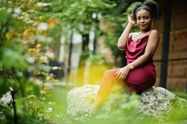 Afro Saçlı Güzel Doğal Bir Afrikalı Kadının Portresi Kırmızı Ipek — Stok fotoğraf