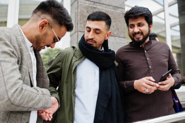 Geleneksel kıyafetler giyen bir grup Pakistanlı adam Salwar Kameez veya Kurta. 