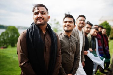 Geleneksel kıyafetler giyen bir grup Pakistanlı kameez ya da Pakistan bayraklı kurta..