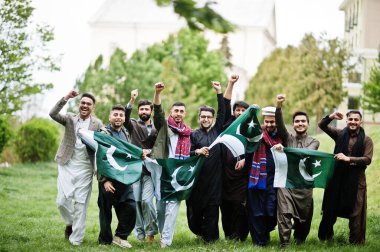 Geleneksel kıyafetler giyen bir grup Pakistanlı kameez ya da Pakistan bayraklı kurta..