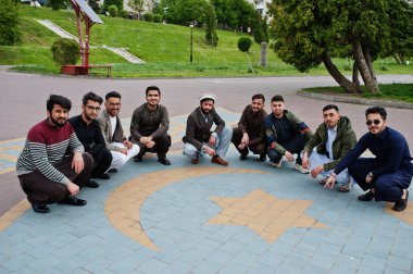Geleneksel kıyafetler giyen bir grup Pakistanlı adam Salwar Kameez veya Kurta. 