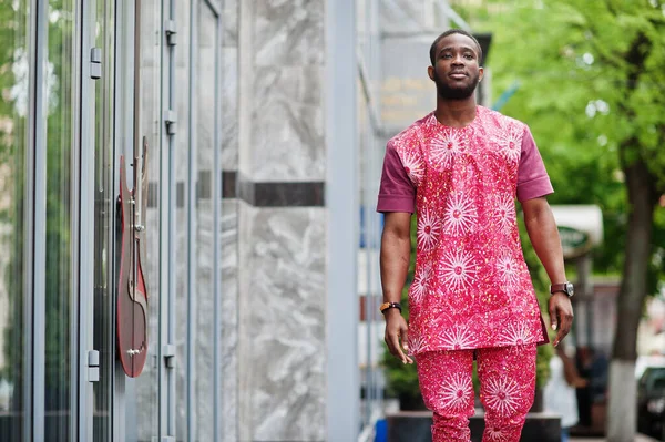 Siyah bir gencin portresi, Afrikalı geleneksel kırmızı renkli kıyafetler giyiyor..